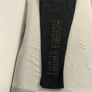 Victoria sport 3/4 length work out leggings in size medium